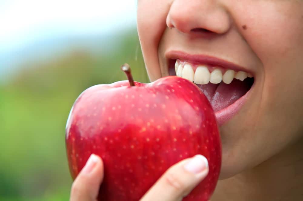 皮をむいたり皮をむいたりしてリンゴを食べると、どちらが健康的ですか？