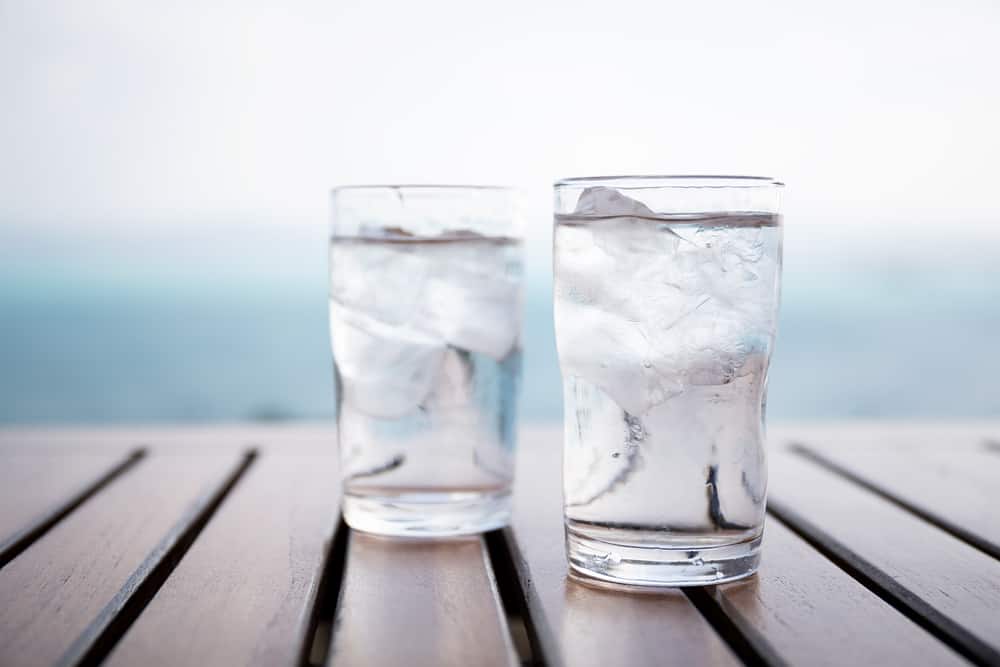 冷たい水を飲むとより多くのカロリーを消費できるというのは本当ですか？