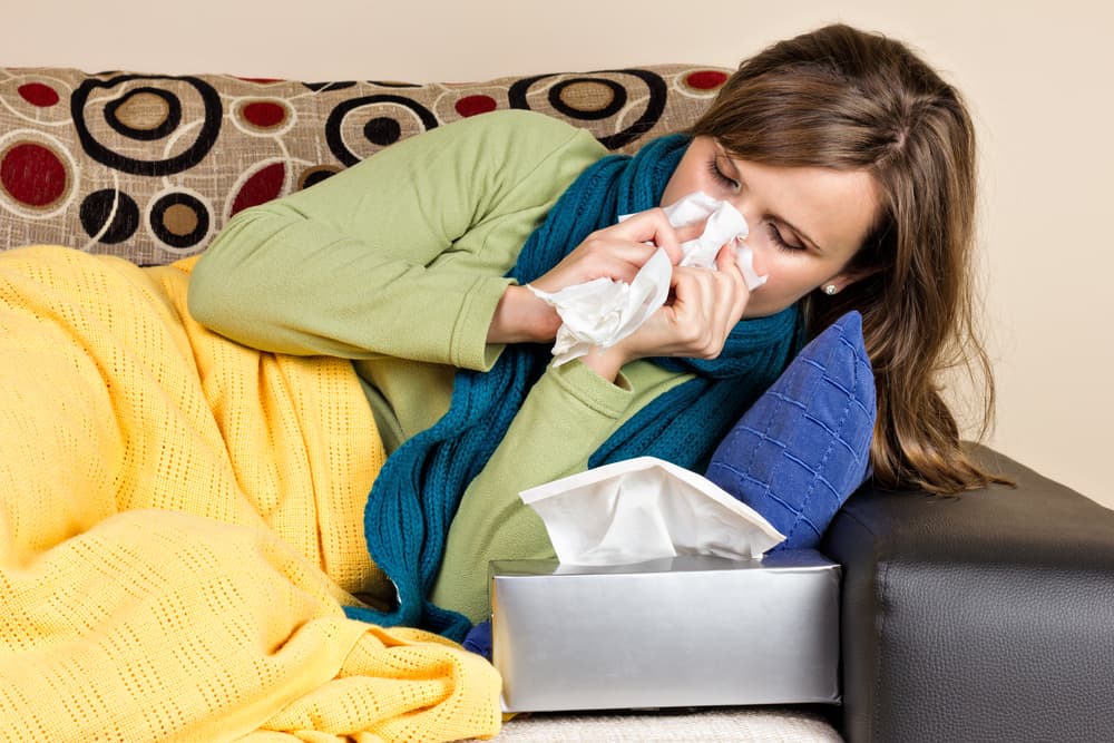 كم من الوقت يجب أن ترتاح في المنزل عندما تكون مصابًا بنزلة برد أو إنفلونزا؟
