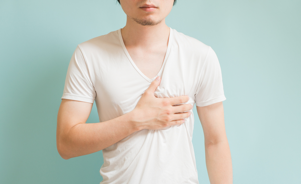 Perché possono apparire grumi nel seno degli uomini?