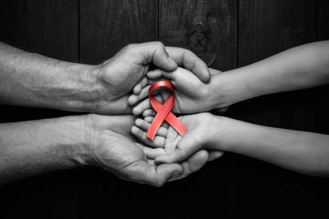 Infezione da HIV nei bambini: cause, sintomi, come trattarla e prevenirla