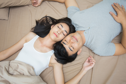 6 vantaggi di fare sesso prima di dormire la notte