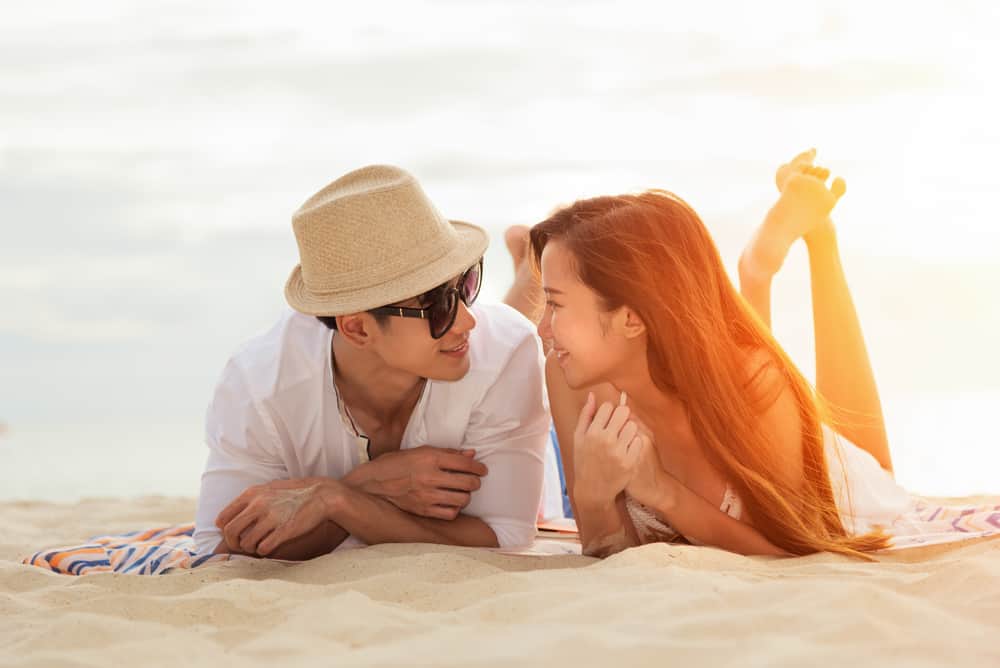 3 posizioni sessuali che puoi provare in spiaggia con il tuo partner