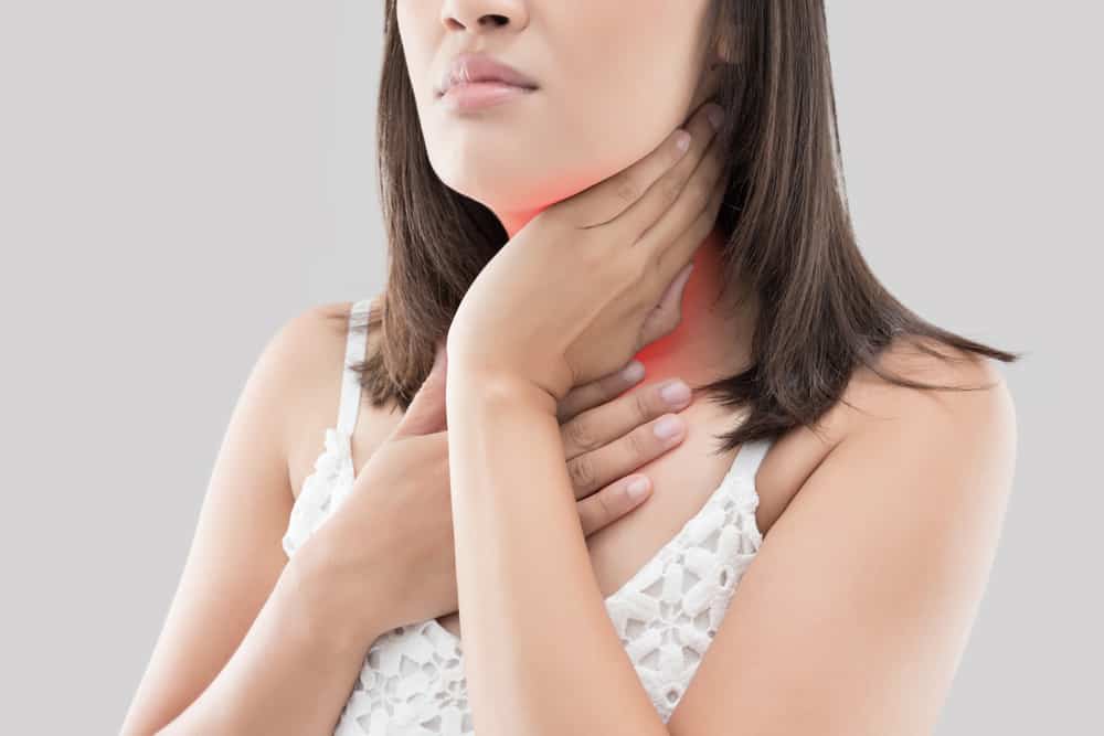 4 أعراض حصى اللوزتين النموذجية ، من رائحة الفم الكريهة إلى التهاب الحلق