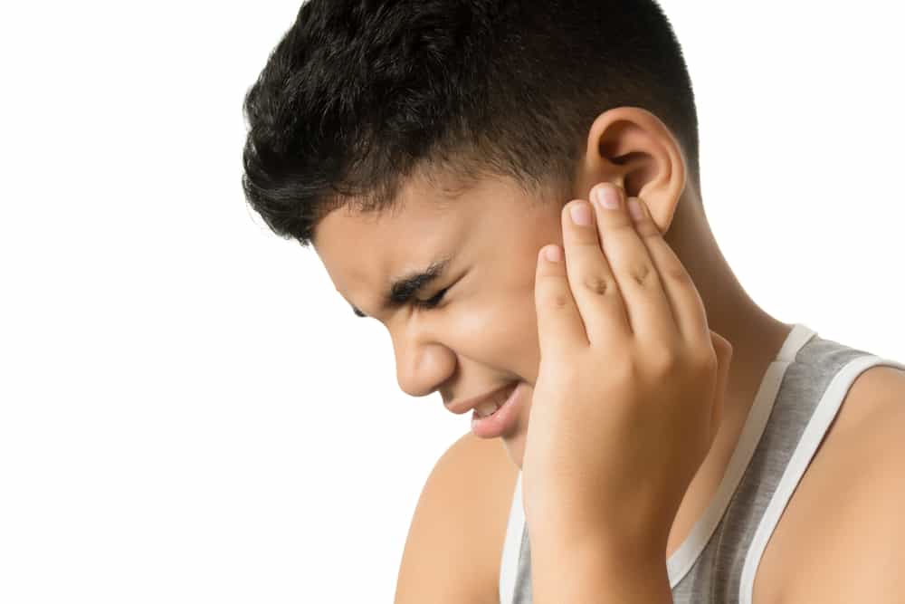 طرق مختلفة سهلة لعلاج التهابات الأذن في المنزل وعند الطبيب