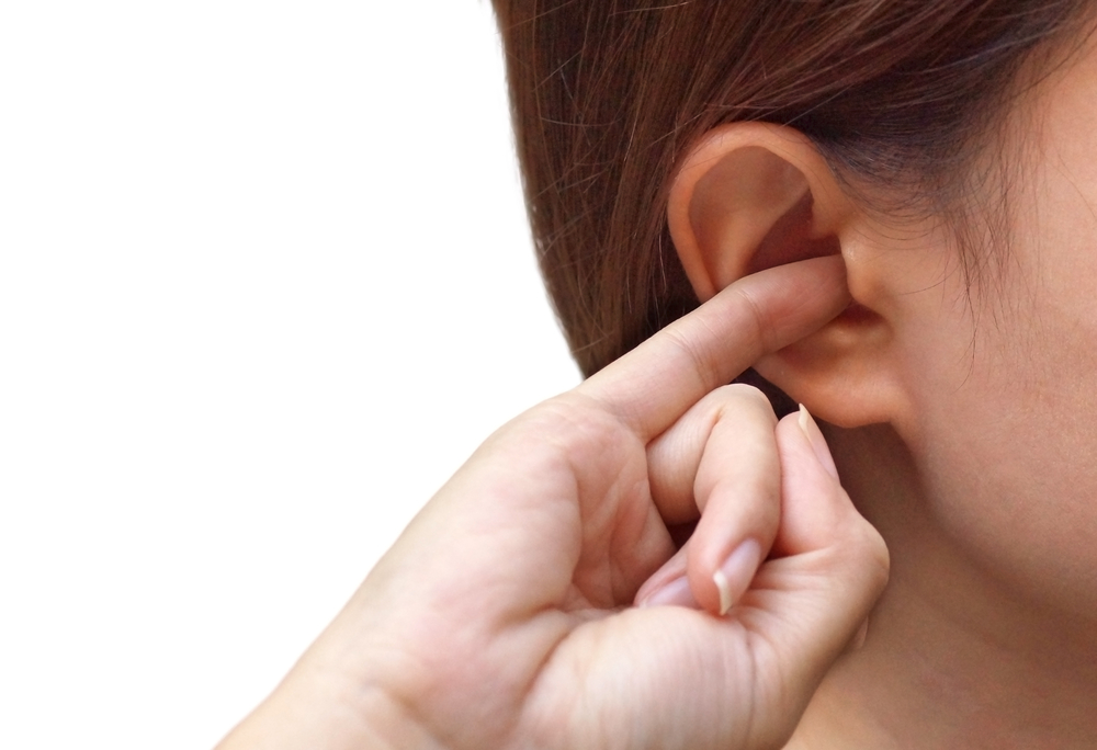 4 modi sicuri ed efficaci per superare il prurito alle orecchie oltre a essere graffiato