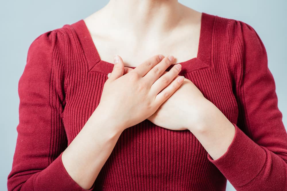 Non ignorare le macchie rosse sul seno, queste 5 malattie possono essere la causa