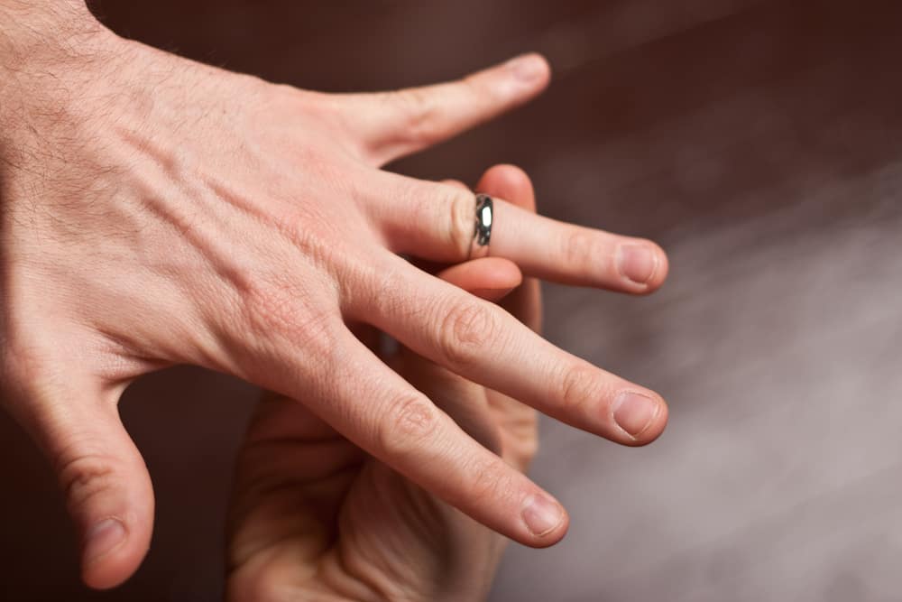 4 semplici modi per rimuovere l'anello "bloccato" dal dito