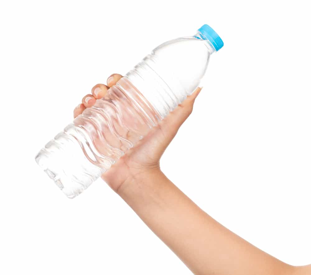 I pericoli della ricarica di bottiglie di plastica usate