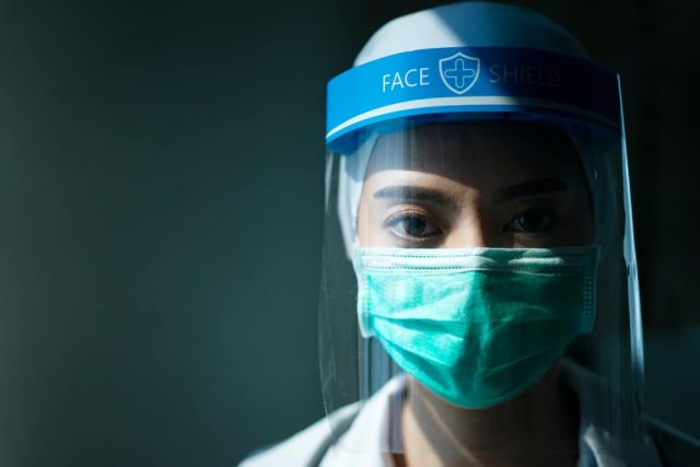Борба с COVID-19: Историята на индонезийските медицински сестри, носещи ЛПС в продължение на часове