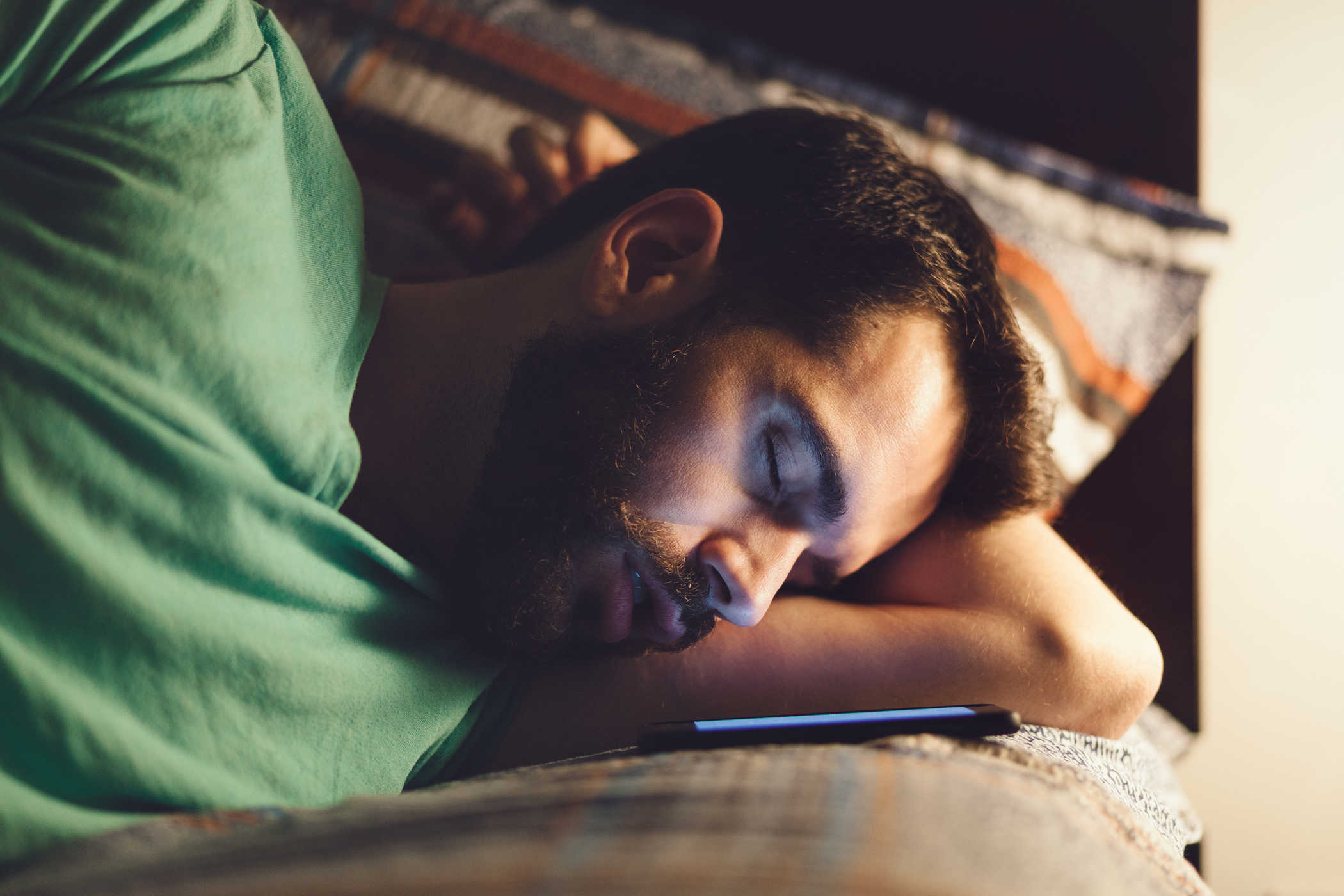 4 pericoli che possono sorgere se dormi vicino al telefono