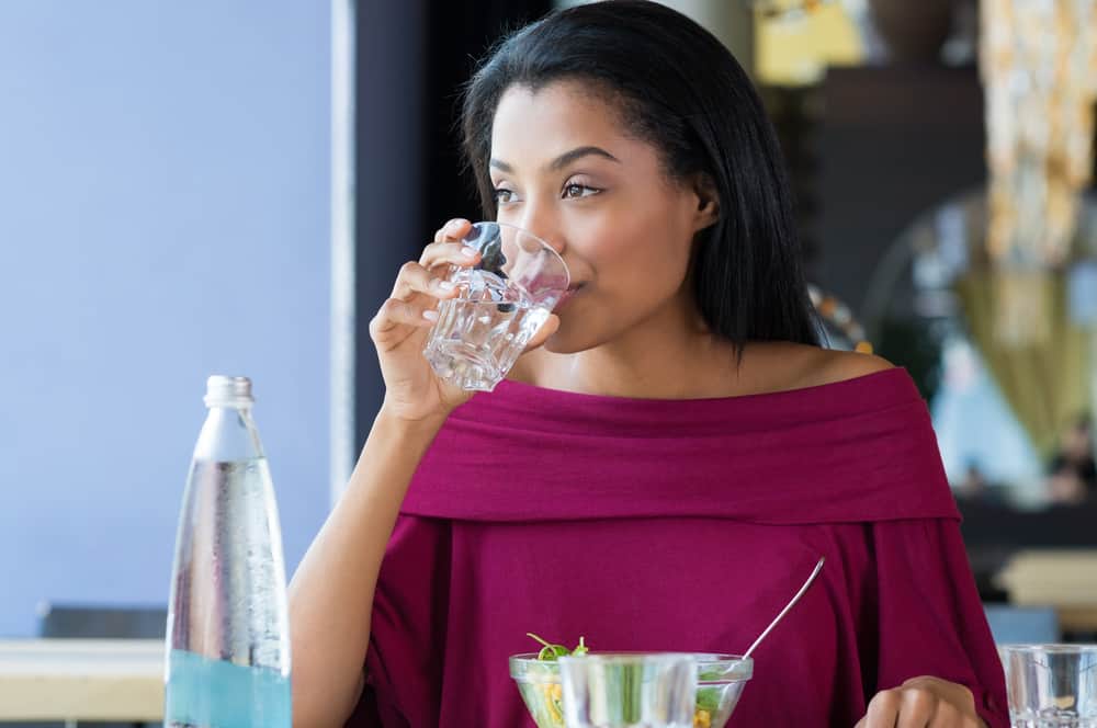 لماذا يجب أن نشرب الماء بعد الأكل؟