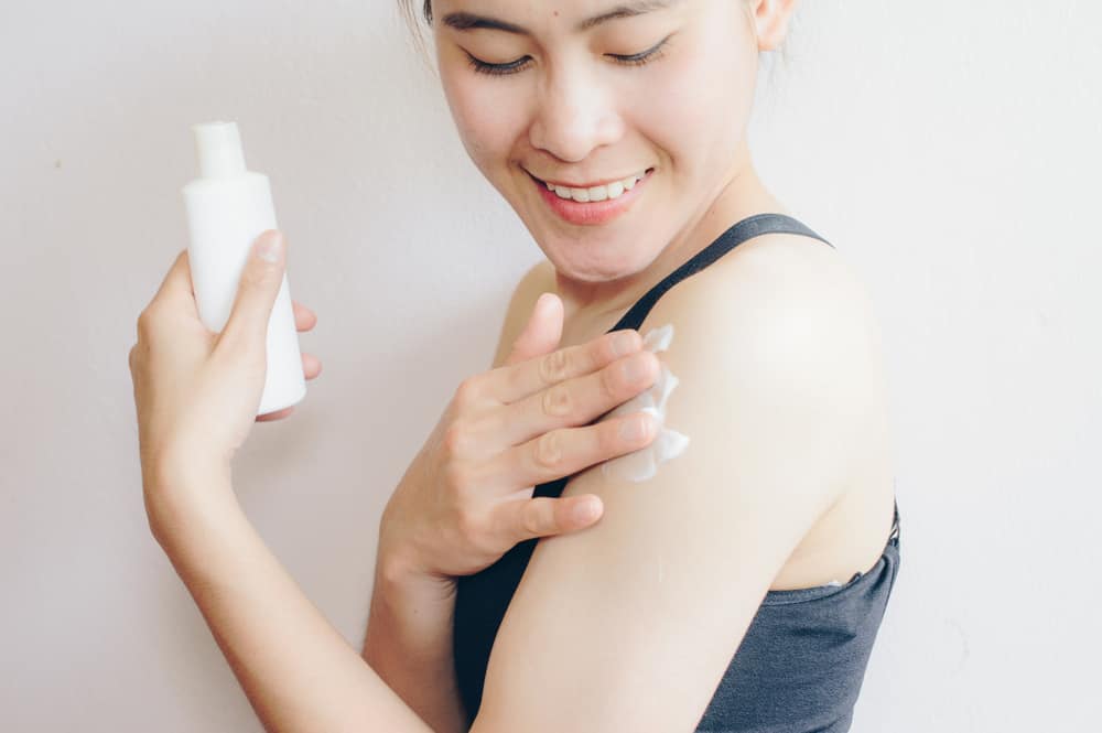 5 consigli per scegliere una crema solare per chi ha la pelle facile da acne