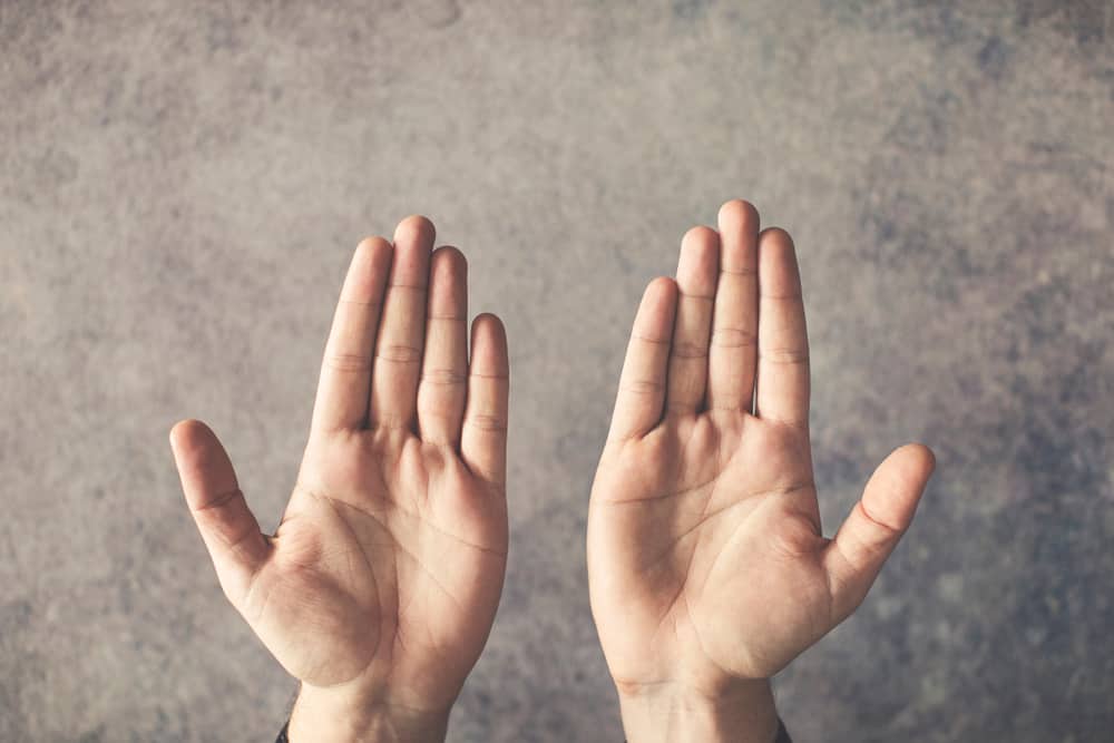 Sağ ve Sol Elleri Kullanmak İçin Esnek Olmak İçin Kendinizi Eğitmenin 3 Kolay Yolu (Çok Yönlü)