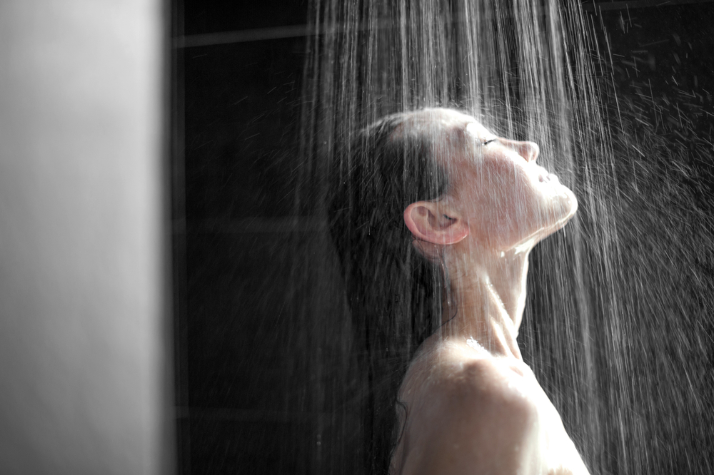 هل صحيح أن الاستحمام ليلاً يمكن أن يصيبك بالزكام؟