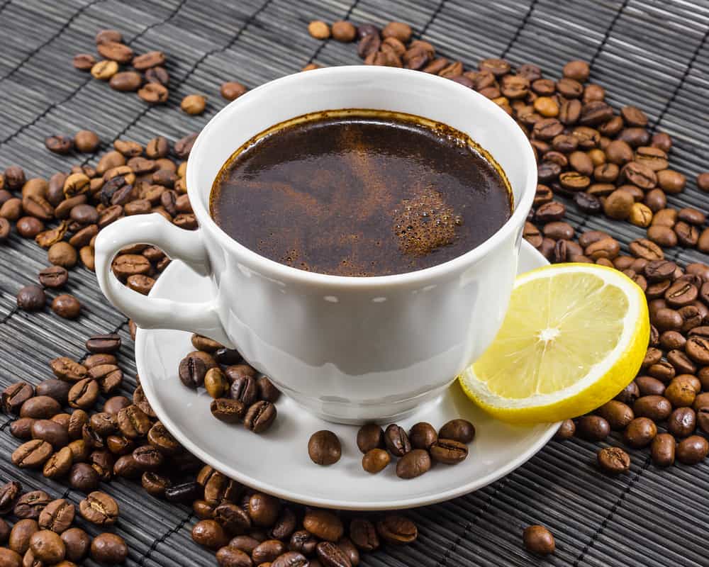 È vero che ci sono particolari benefici nel bere caffè mescolato con limone?