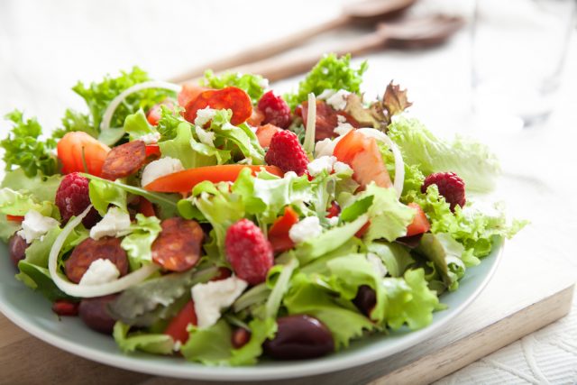 4 cose che non ti rendevi conto che rendono l'insalata così malsana