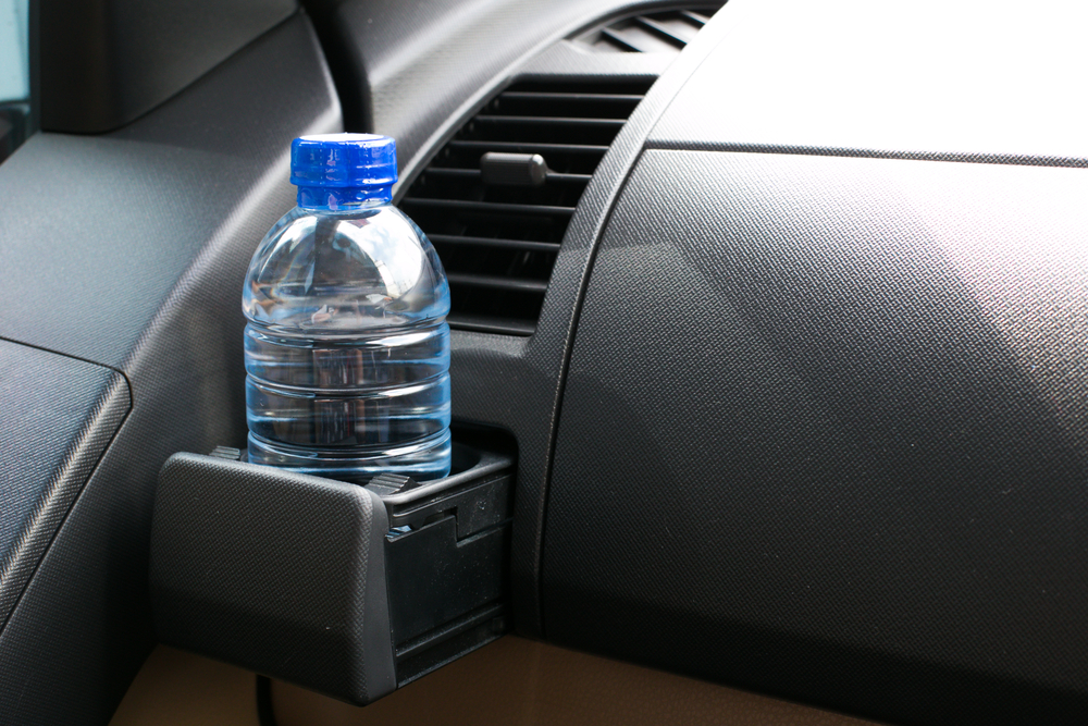 È sicuro bere acqua da una bottiglia di plastica calda?