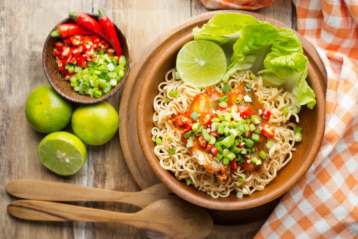 Due modi per rendere i noodles istantanei più sani