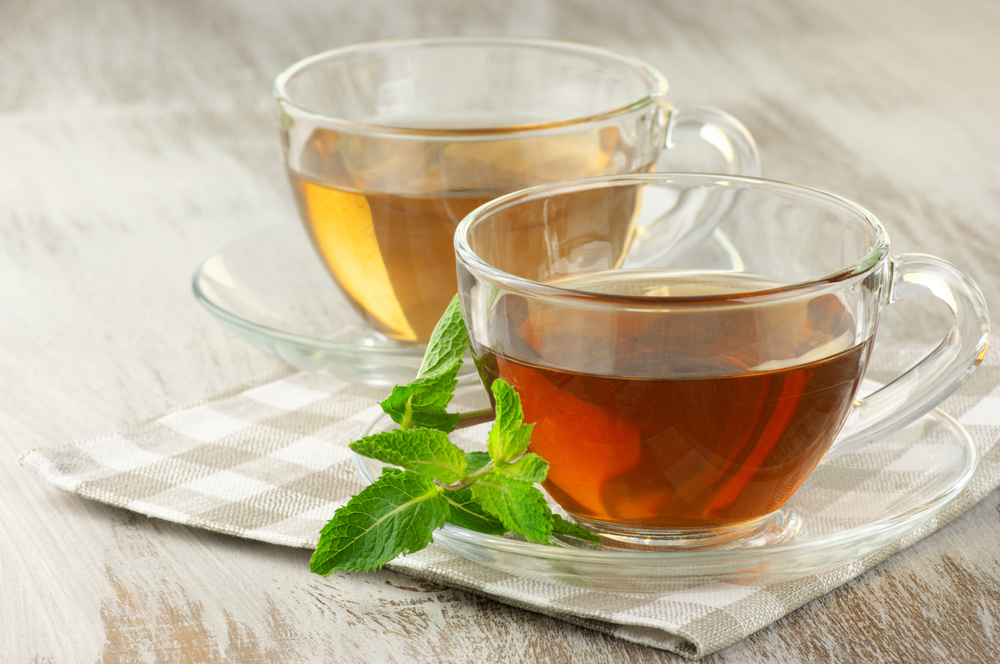 لذيذ بنفس القدر ، ما الفرق بين الشاي الأخضر والشاي الأسود؟