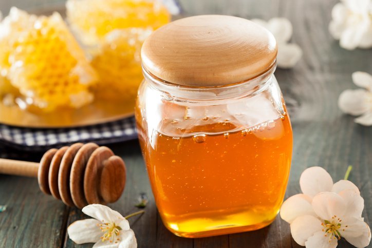 8 vantaggi del miele grezzo rispetto al miele normale