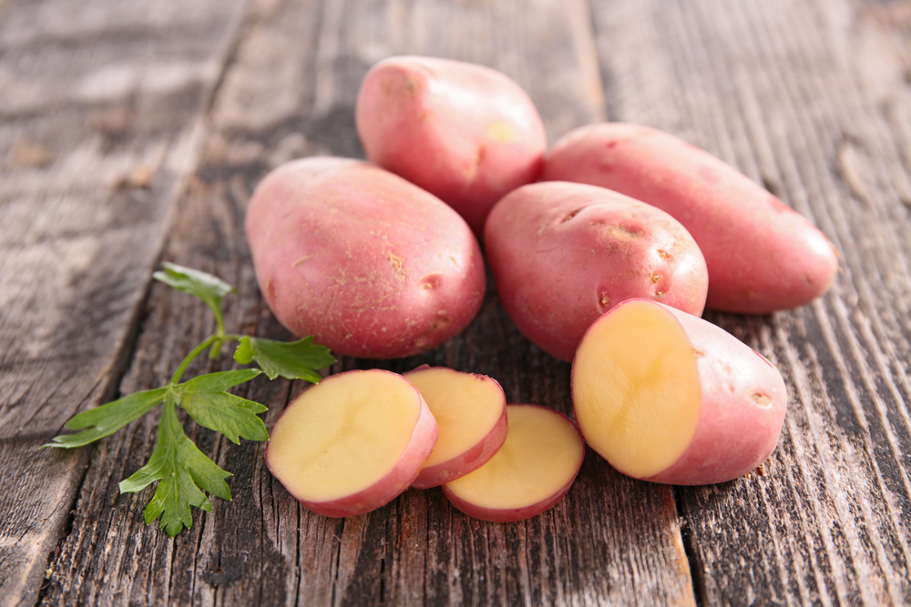 5 benefici delle patate rosse, i bulbi rari ricchi di fibre