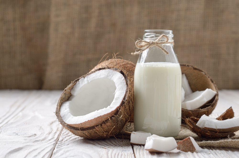 Non solo delizioso per cucinare, ecco 5 benefici per la salute del latte di cocco