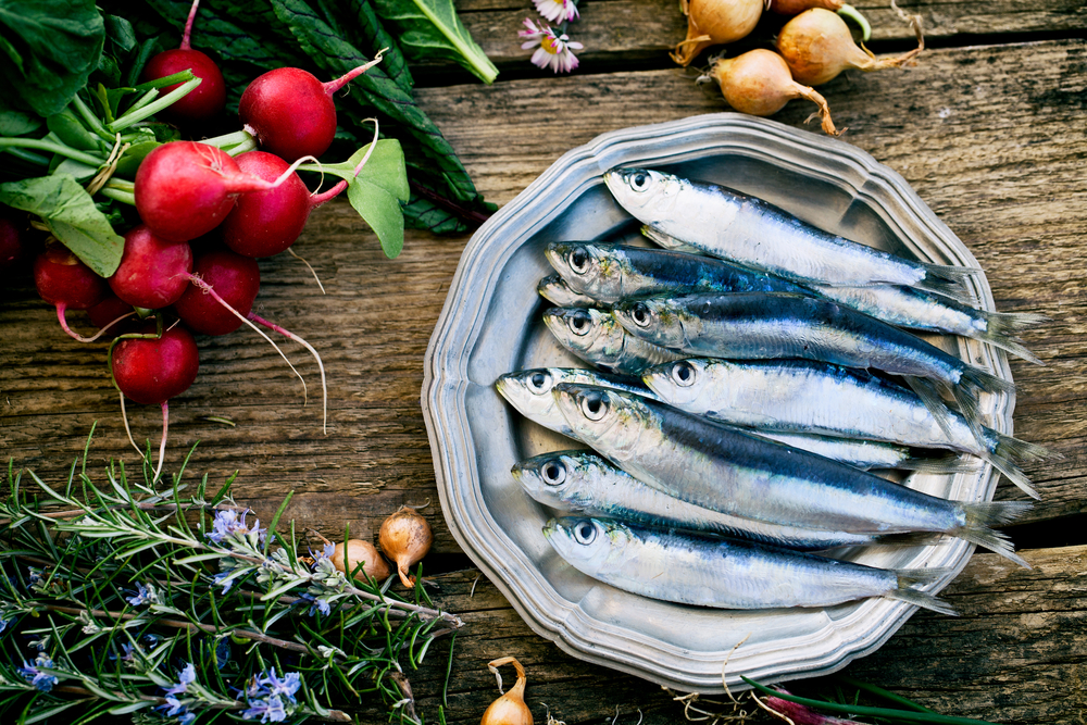 Varietà di benefici delle sardine per la salute