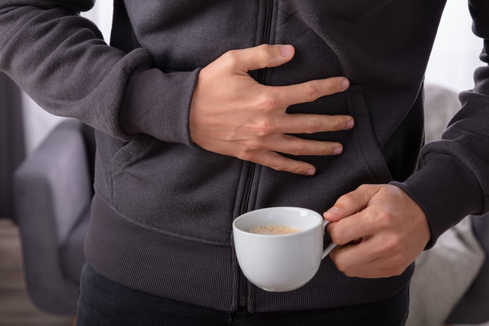 コーヒーを飲んだ後に吐き気がすることがよくありますか？これらはそれらを克服するための原因とヒントです