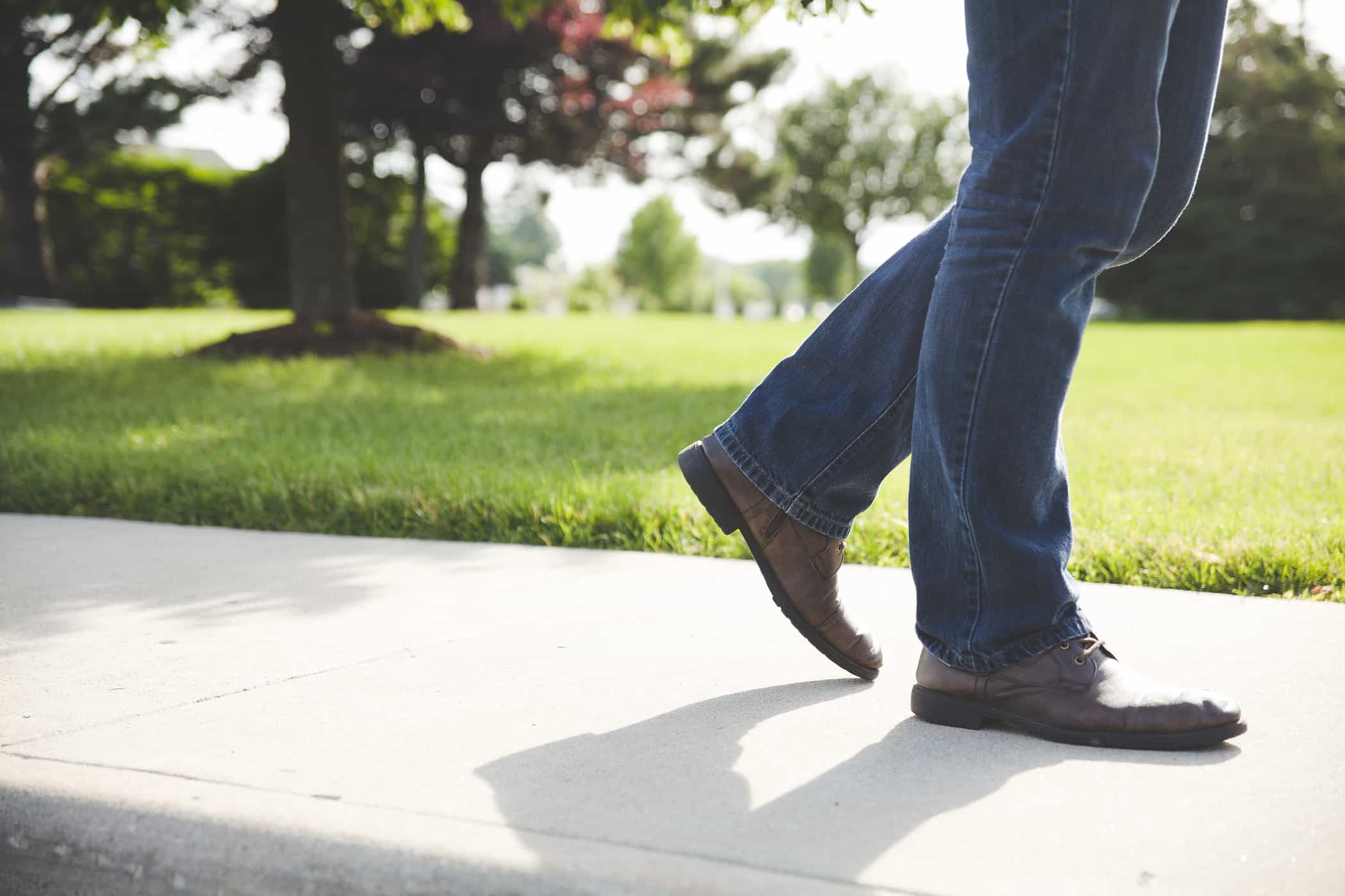 9 benefici di camminare dopo i pasti, bastano 15 minuti