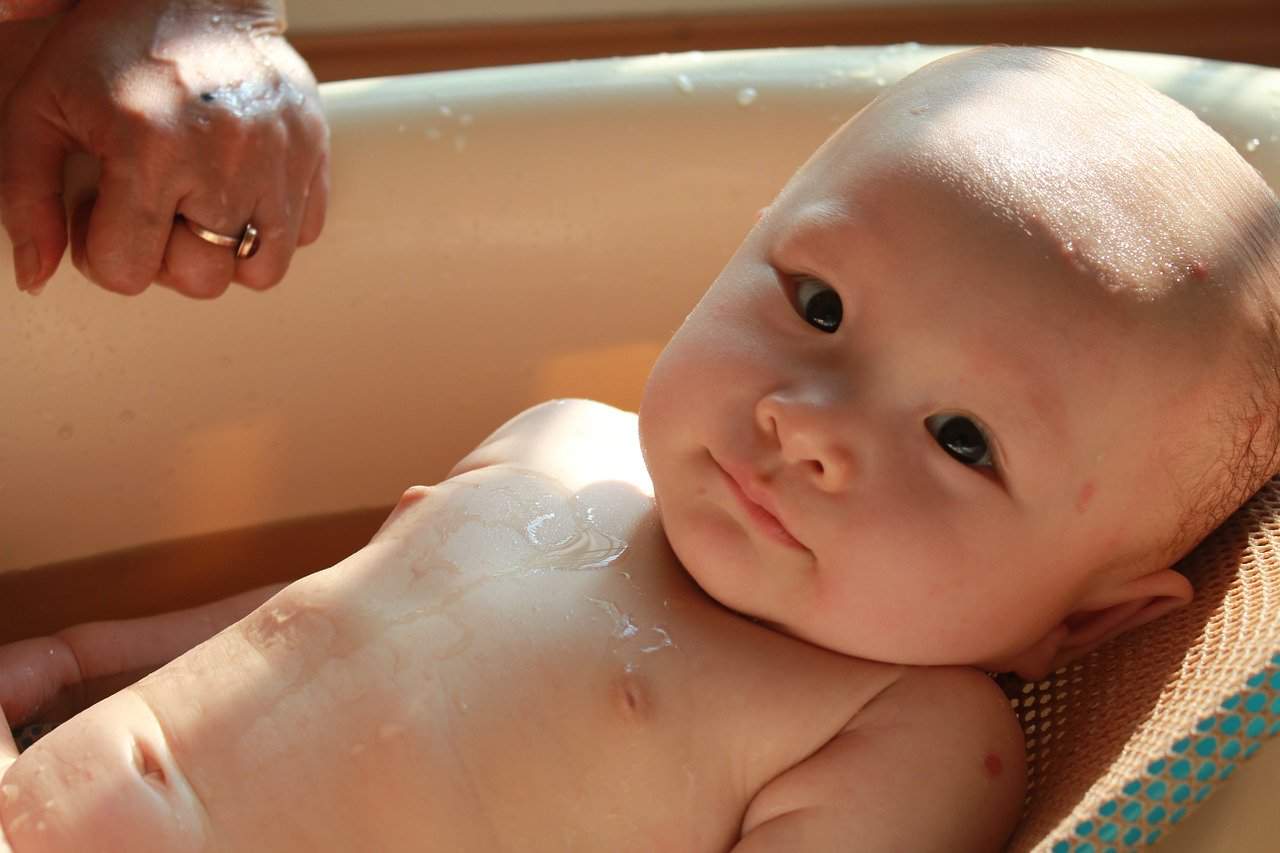 Anne, bebekler için sabun ve kuru cilt bakımı nasıl seçilir
