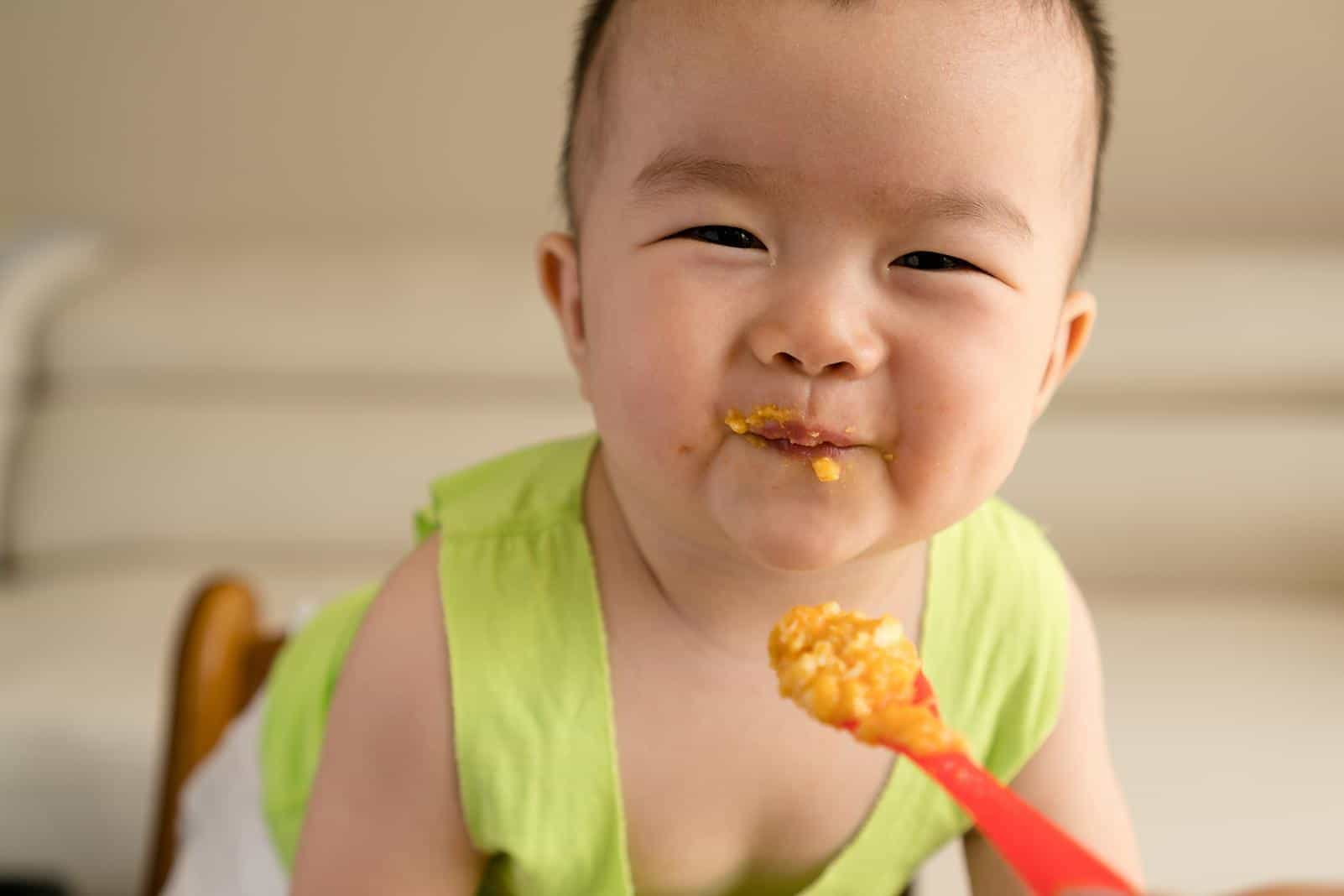 赤ちゃんに便秘を引き起こす4つの食品摂取量に注意する必要があります