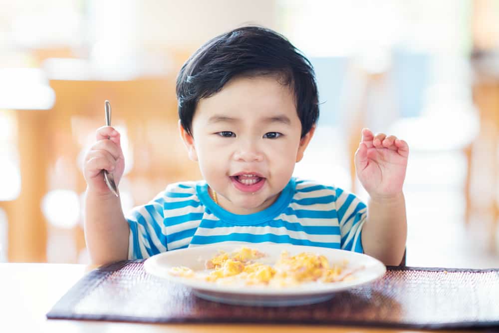 Makanan pejal bayi berusia 10 bulan, apa yang harus difahami oleh ibu bapa?