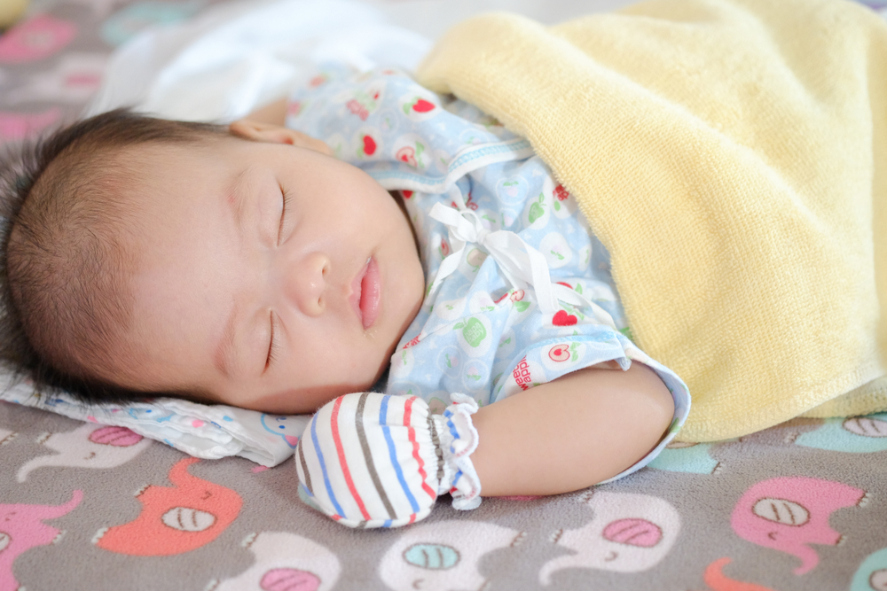 هل من الطبيعي أن ينام المولود كثيرًا؟