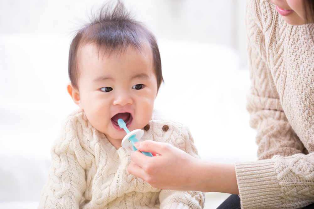 7 consigli sicuri per la pulizia e la cura della salute dentale del bambino il prima possibile