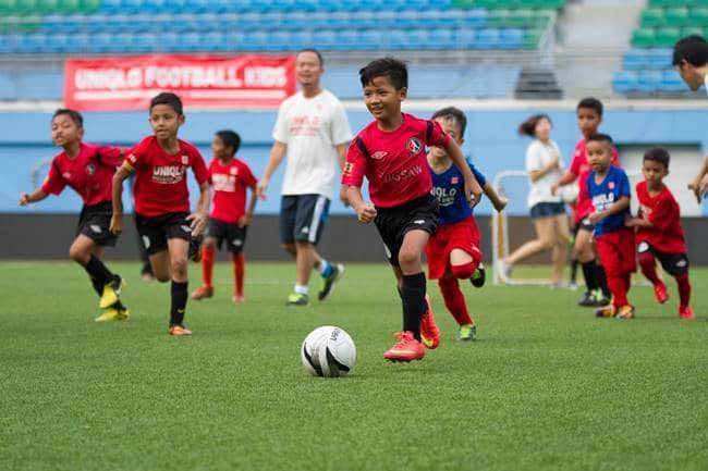 بالإضافة إلى كونها ممتعة ، فهذه ثلاث فوائد خاصة للعب كرة القدم للأطفال