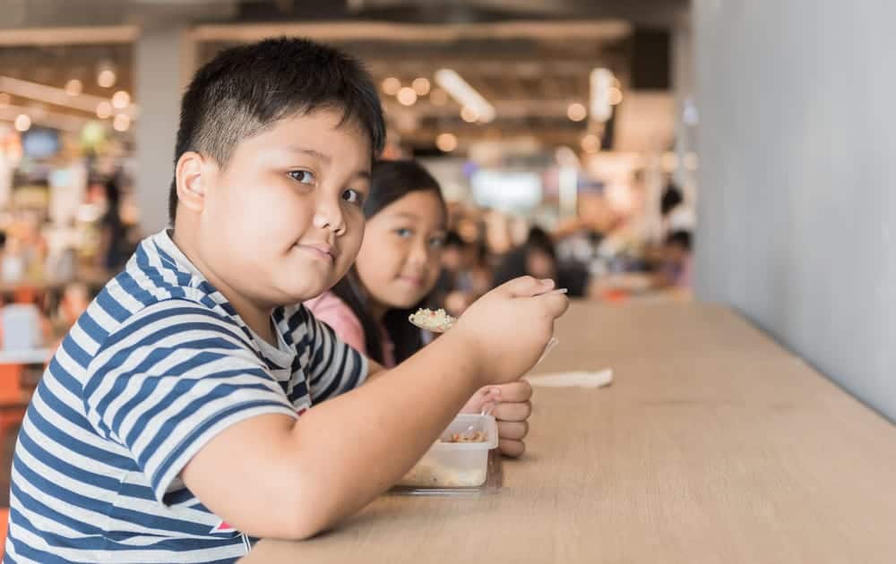 Menù dietetico sicuro e regole per bambini in età scolare sovrappeso