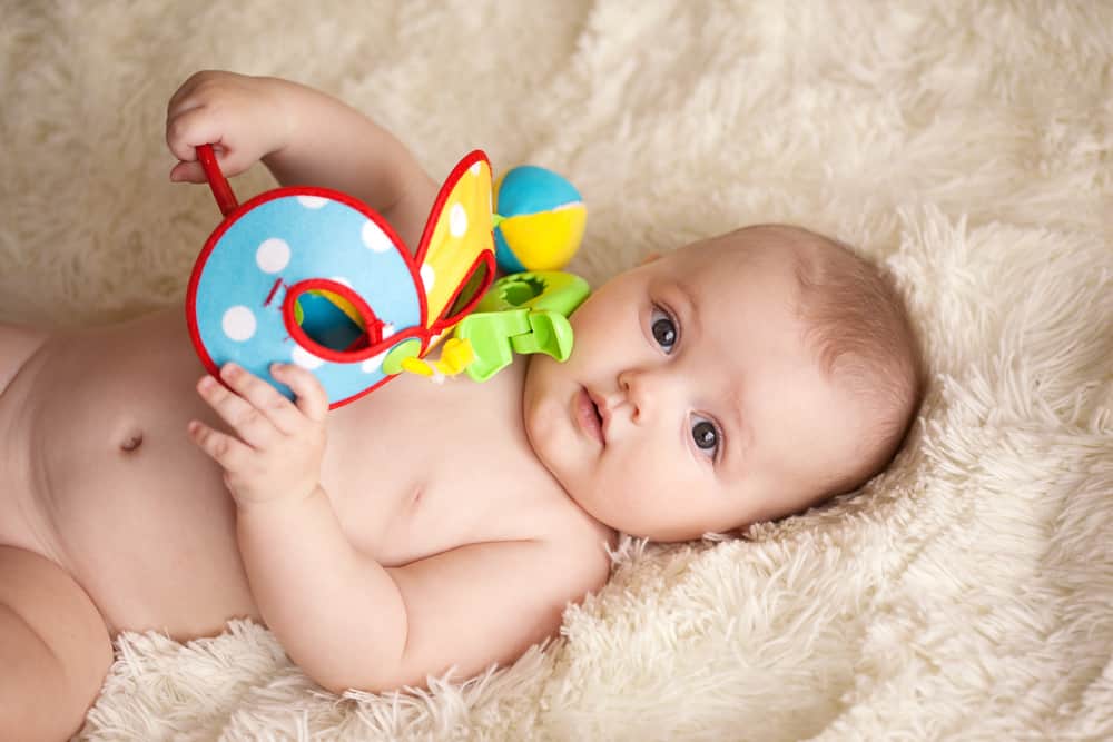 6 tipi di giocattoli per bambini di 2 mesi per praticare il loro sviluppo