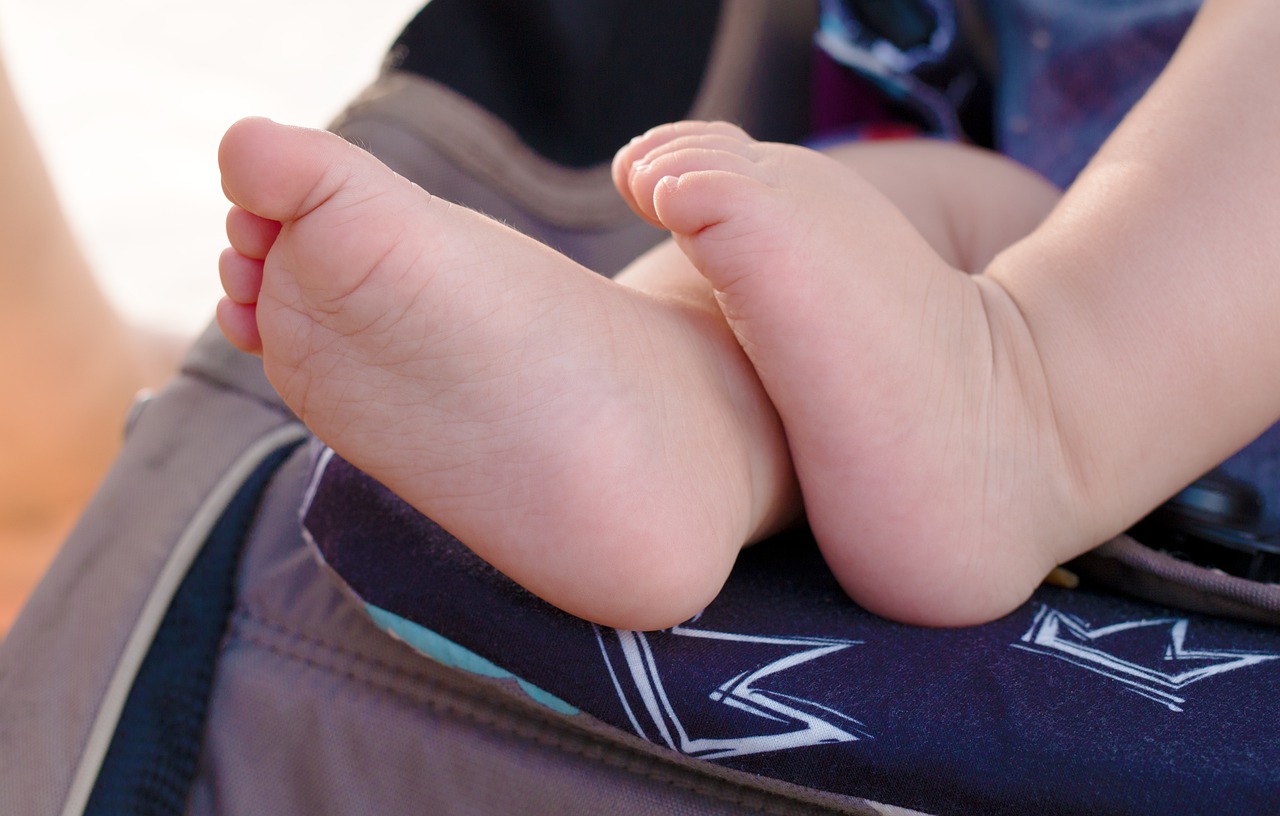 التعرف على آلام النمو والظروف التي يظهر فيها الألم في أقدام الأطفال
