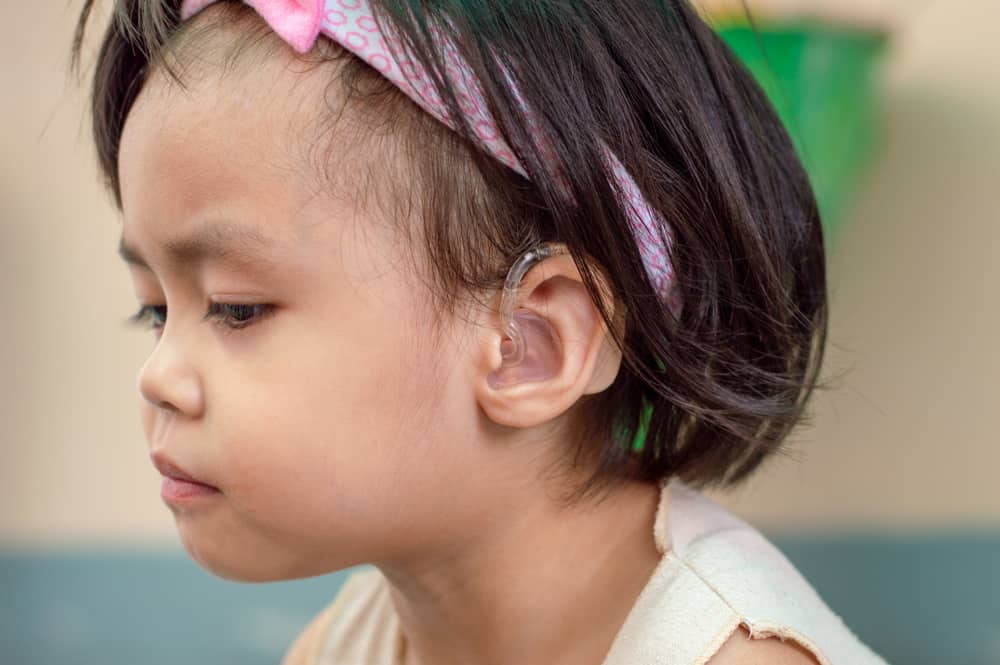 Un bambino sordo è decisamente muto?