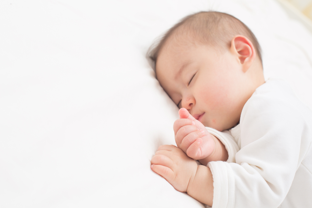 هل من الآمن أن ينام الأطفال بجانبهم؟ تعرف على المخاطر المحتملة