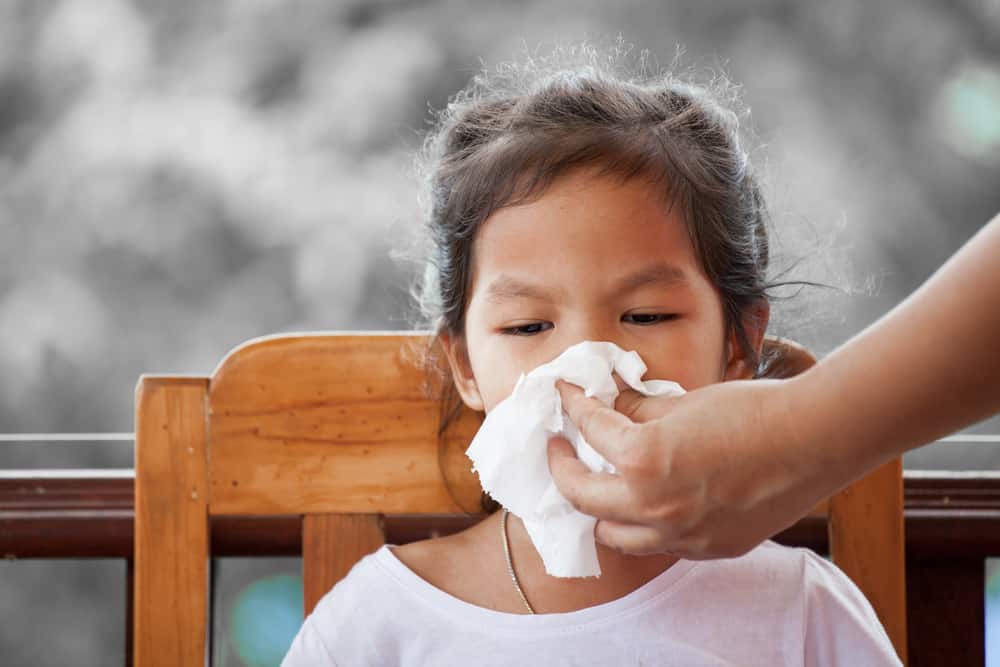 4 condizioni che causano sangue dal naso ai bambini con mal di testa
