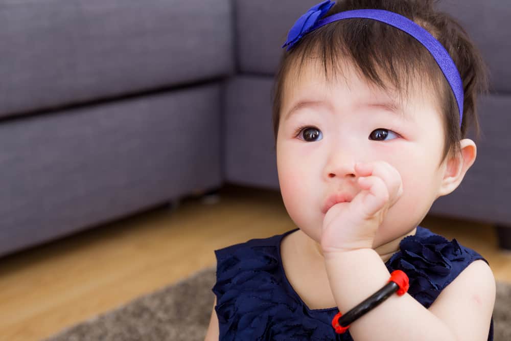 Pacifier Versus Thumb Suction, Mana Yang Lebih Baik untuk Anak Kecil Anda?