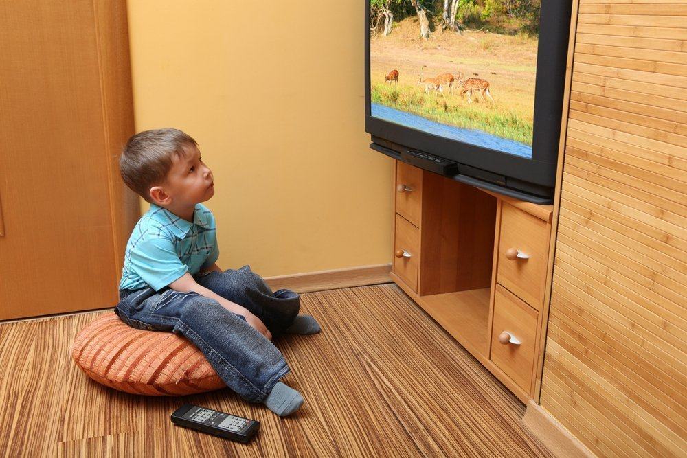 Adakah benar menonton TV terlalu dekat boleh merosakkan mata kanak-kanak?