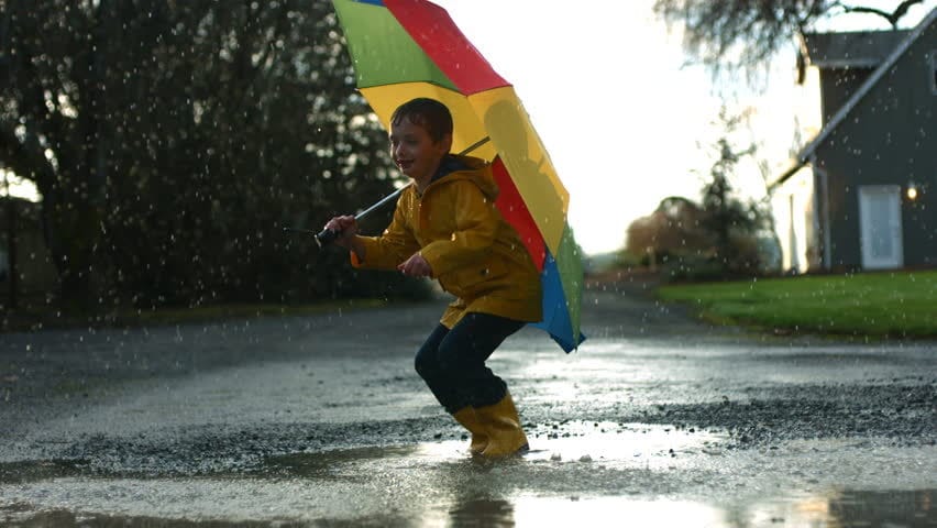 3 vantaggi di far giocare i bambini sotto la pioggia (e consigli per essere al sicuro)