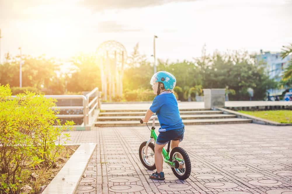 Panduan yang tepat dan bebas dari kecederaan untuk mengajar anak-anak menunggang basikal