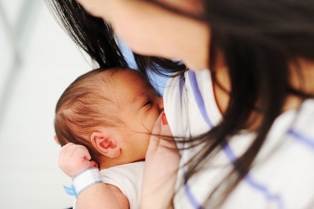 なぜ赤ちゃんは乳首を噛むのが好きなのですか？これが原因であり、それを克服する方法です