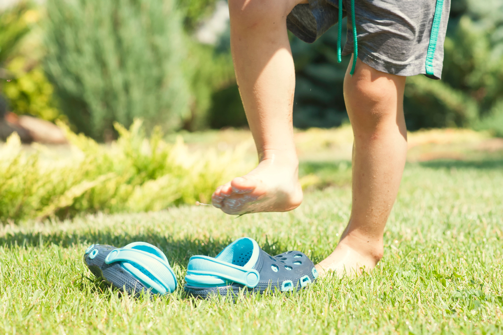 Jangan hanya memilih, perhatikan 3 petua untuk memilih sandal yang sesuai untuk si kecil anda