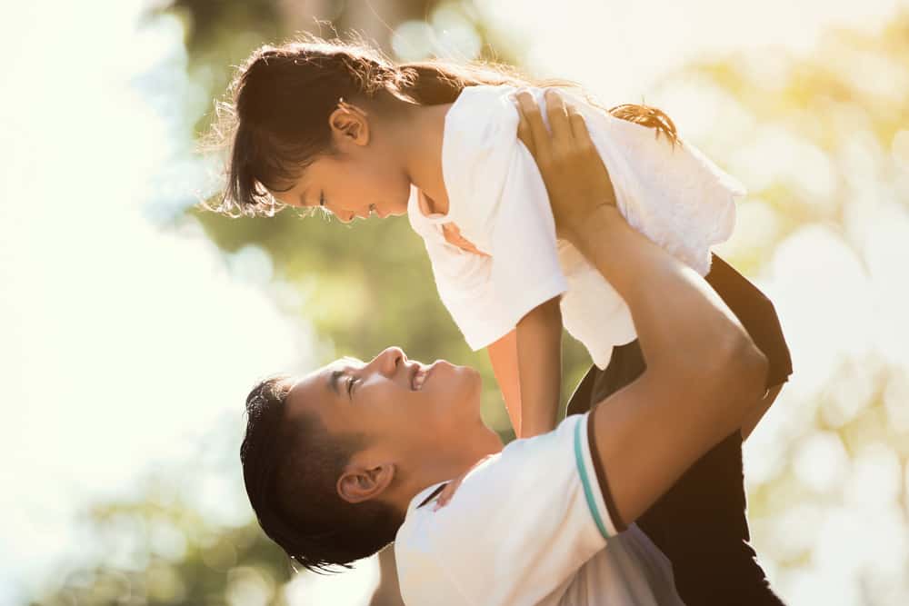 العلاقة القوية بين الأب وابنته ، تساعد في التخلص من الشعور بالوحدة لدى الأطفال