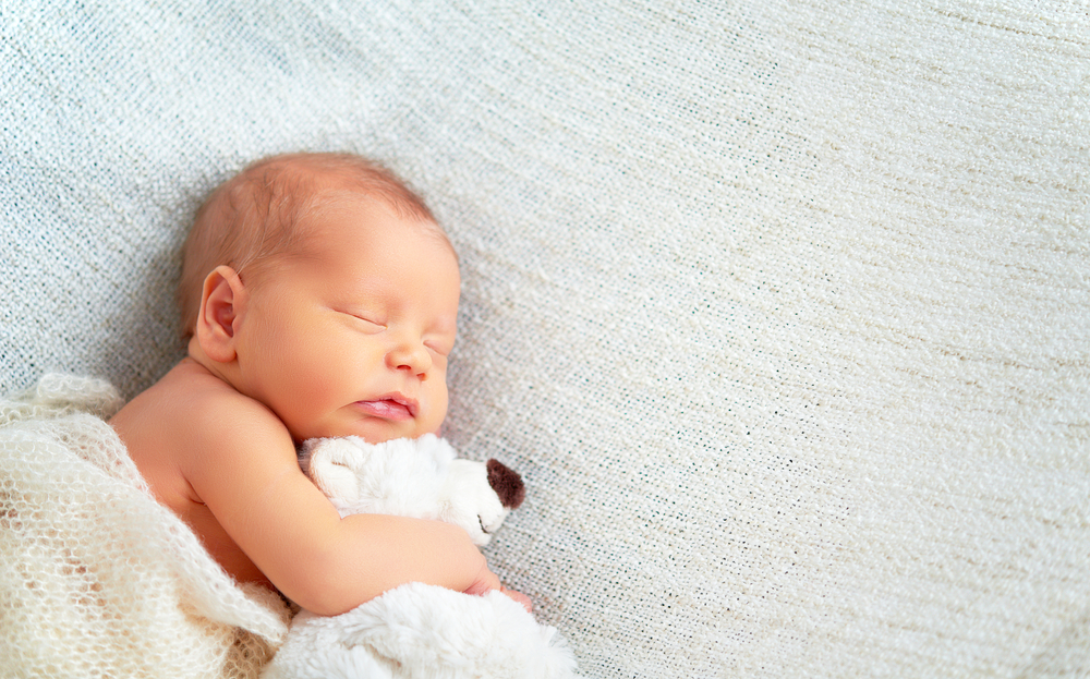 التعرف على دورة نوم الطفل من الرحم إلى ما بعد الولادة